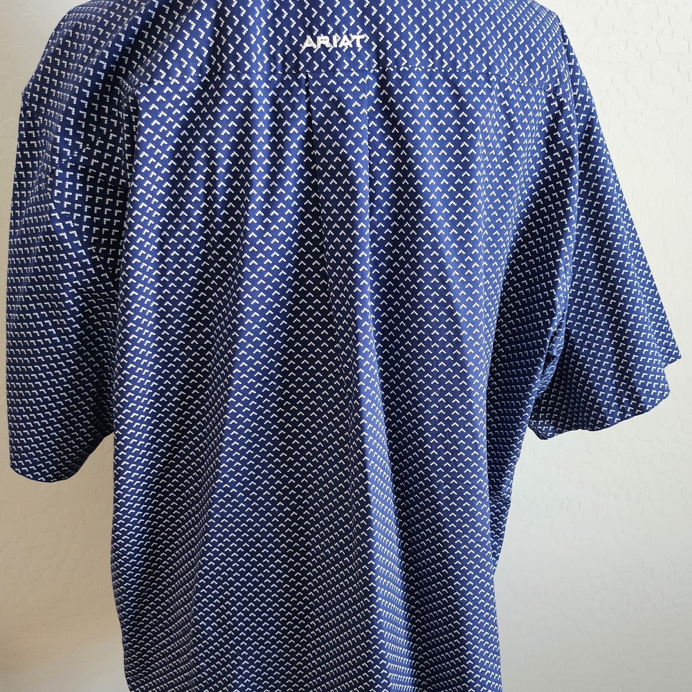 Ariat Men's Navy and White Geometric Button Down Shirt New without tags sz Large - Picture 6 of 7